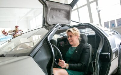 IM DELOREAN AUF GOERZWERK-TOUR – WIRTSCHAFTSSENATORIN ERKUNDET UNSEREN UNTERNEHMERCAMPUS