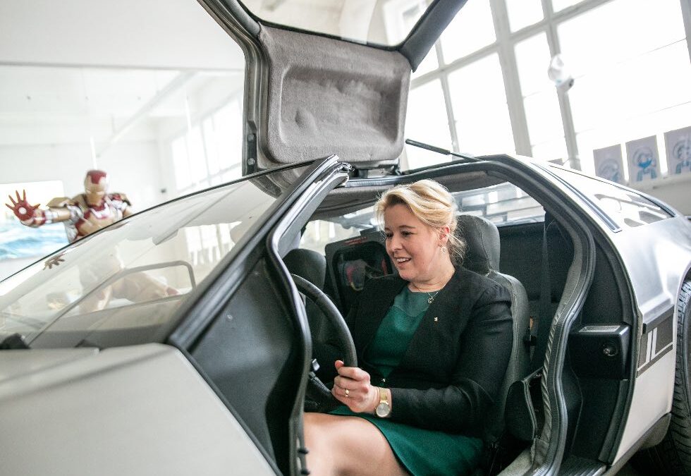 IM DELOREAN AUF GOERZWERK-TOUR – WIRTSCHAFTSSENATORIN ERKUNDET UNSEREN UNTERNEHMERCAMPUS